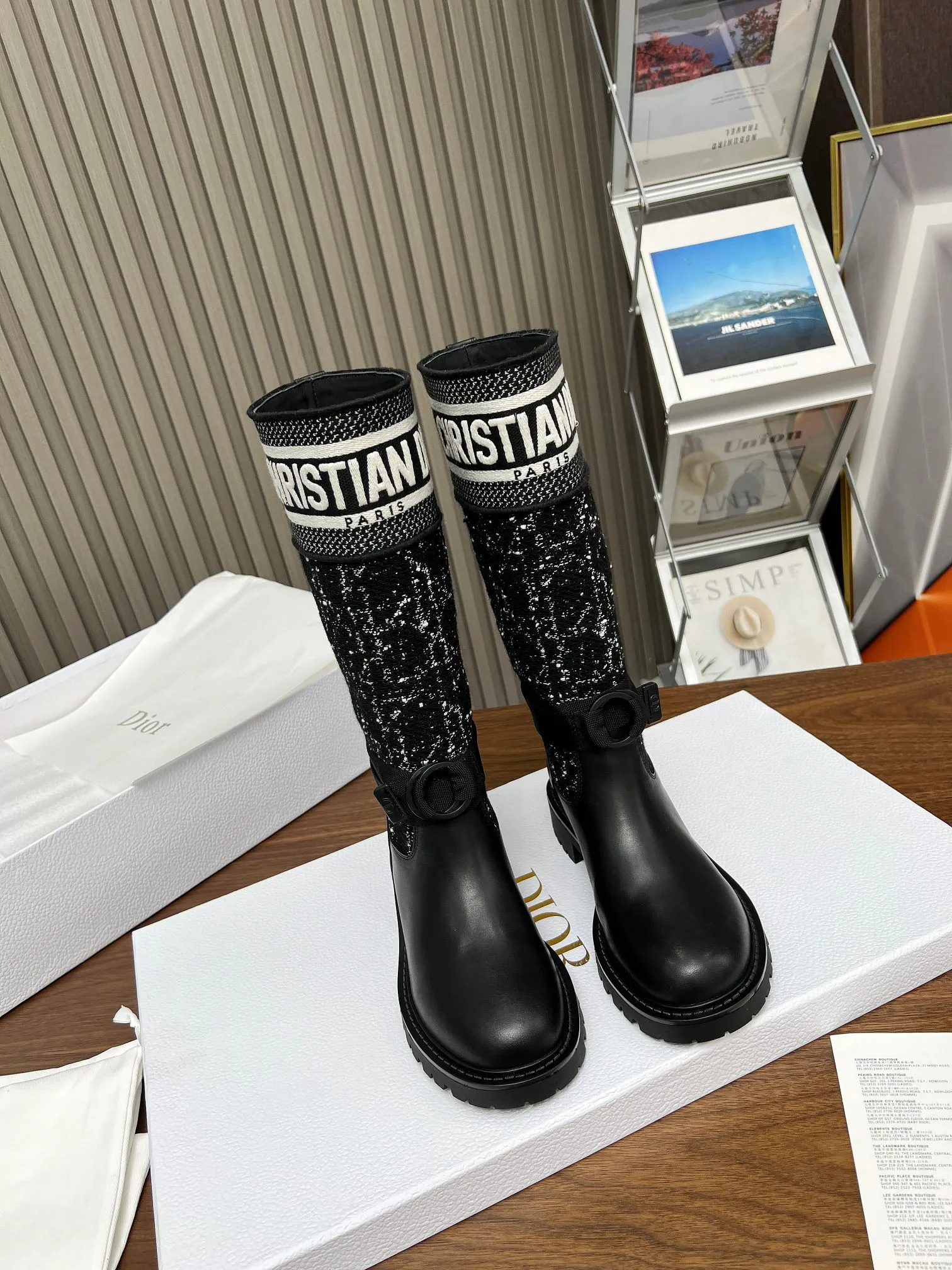 👟👟Ex-factory price 600👟👟 2024ss highest version Dior Dior autumn and winter boots retro work boots one-step, imported calfskin upper stitched with the latest imported technology electric embroidered face Xuan type versatile slimming yyds. The shape is three-dimensional and plump, handsome and comfortable on the feet, the design style is very novel, the details are perfect, cool and trendy💯 trendy outsole Inner: Niuli Outsole: 1:1 molded outsole Heel height: 3.0cm Size: 35-41 (41 customized)